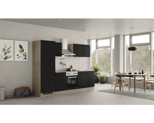 Helle Küche mit Küchenzeile und Esstisch