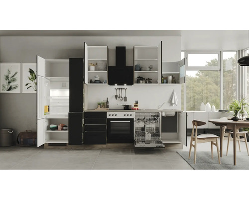 Helle Küche mit Küchenschränken, Spüle, Geschirrspüler und Esstisch