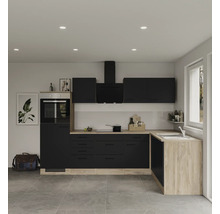 Moderne Küche in Schwarz und Holzoptik mit Elektrogeräten und Spüle.