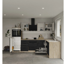 Moderne Küche mit schwarzen Schränken, Spülmaschine und offenem Kühlschrank.