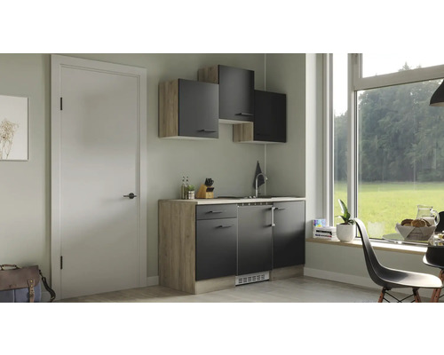 Moderne Küchenzeile mit Hängeschränken, Spüle und Elektrogeräten in einem hellen Raum.