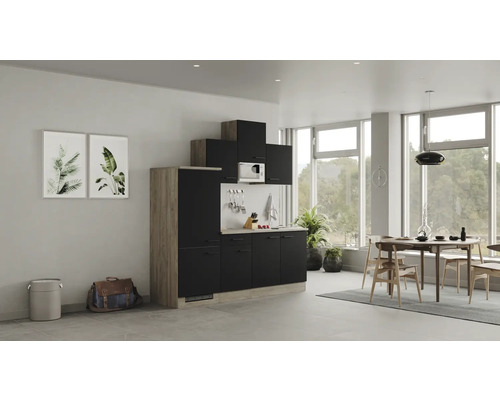 Küche mit Küchenschränken, Mikrowelle und Esstisch im modernen Stil in einem hellen Raum.