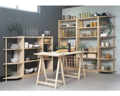 Helle Küche mit Regalen und Tisch aus Holz