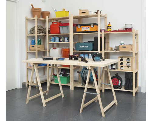 Werkstatt mit Holzregalen, Werkbank und verschiedenen Werkzeugen