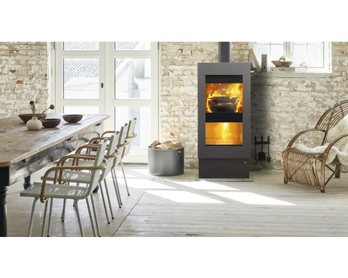 Wohnzimmer mit Kaminofen, Tisch und Stühlen