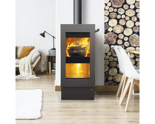 Kaminofen mit brennendem Holz in einem Wohnzimmer