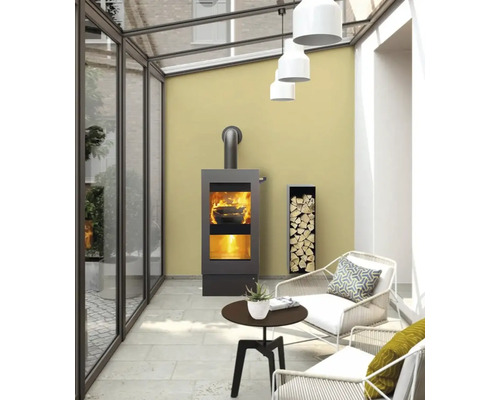 Heller Wintergarten mit Kaminofen, Holzlager, Tisch und Sitzgelegenheiten