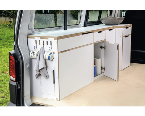 Innenausbau eines Lieferwagens mit Spüle, Schränken und Ablagemöglichkeiten für Reiseutensilien