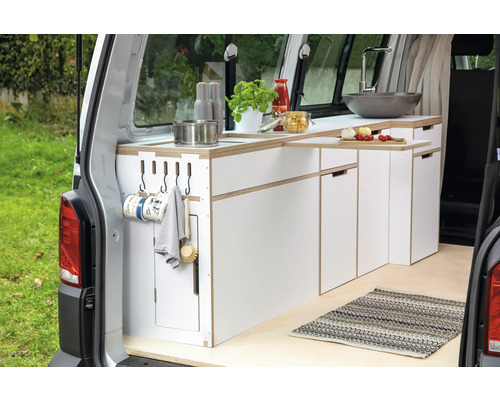 Küchenausstattung im Lieferwagen mit Spüle, Schränken und Utensilien