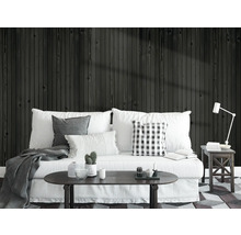 Wohnzimmer mit Sofa, Tisch und Wandverkleidung aus Holz