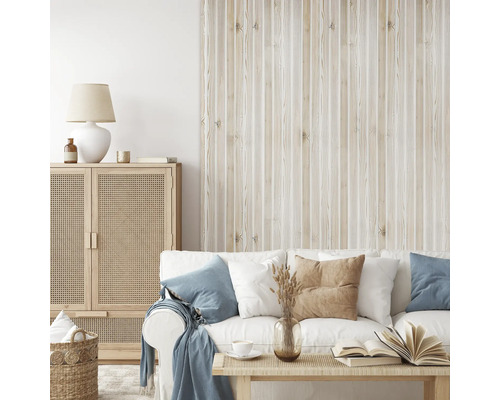 Helles Wohnzimmer mit Sofa, Holztisch und Holzvertäfelung an der Wand