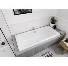 Eingebaute Badewanne in einem Badezimmer mit Fliesen