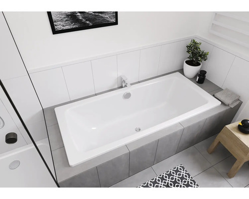 Eingebaute Badewanne in einem Badezimmer mit Fliesen