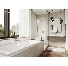 Badezimmer mit Badewanne, Dusche und Waschtisch