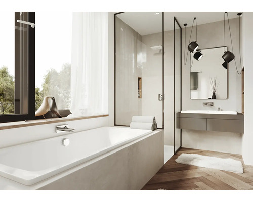 Badezimmer mit Badewanne, Dusche und Waschtisch