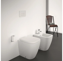 Modernes Badezimmer mit wandhängendem WC und Bidet sowie einem Stuhl