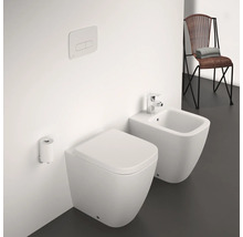 Modernes Badezimmer mit wandhängendem WC und Bidet sowie Spültaste