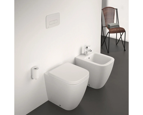 Modernes Badezimmer mit wandhängendem WC und Bidet sowie Spültaste