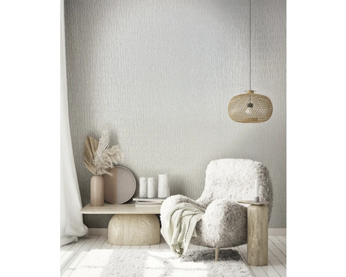 Wohnzimmer mit Textiltapete, Sessel und Pendelleuchte