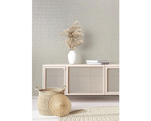 Dekorative Szene mit Rattanmöbeln, Korbwaren und Tapete