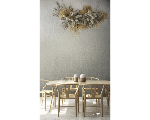 Einrichtung eines Esszimmers mit Holztisch, Stühlen und Wanddekoration.