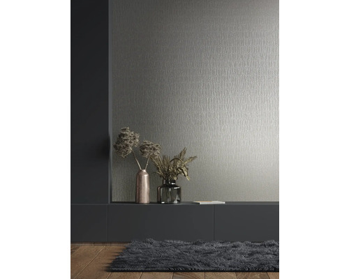 Wohnraum mit gemusterter Tapete, Kommode und Teppich