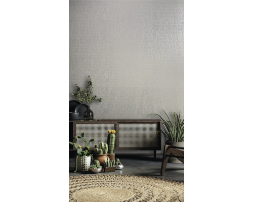 Wohnraumgestaltung mit Kommode, Pflanzen und gemusterter Tapete