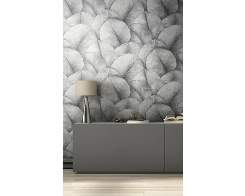 Dekoratives Zimmer mit gemusterten Tapeten, Schrank und Lampe