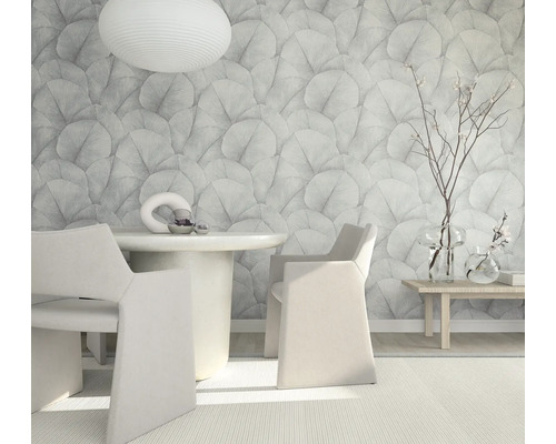 Esszimmer mit Esstisch, Stühlen und gemusterter Tapete