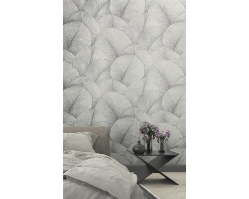 Schlafzimmer mit floral gemusterter Tapete, Bett und Beistelltisch