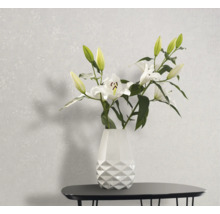 Lilien in einer Vase auf einem Tisch