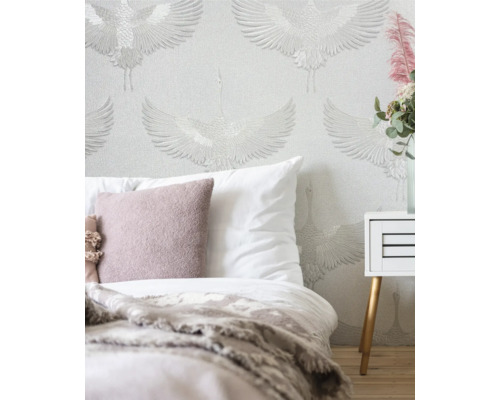 Schlafzimmer mit Tapete mit Kranichmuster, Bett und Nachttisch