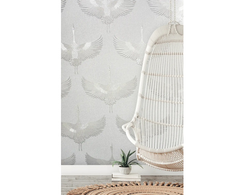 Szene mit einer weißen Hängevorrichtung vor einer Tapete mit Kranichmuster.