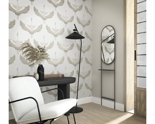 Innenraum mit Tapete mit Vogelmuster, Stehlampe, Spiegel und Sessel