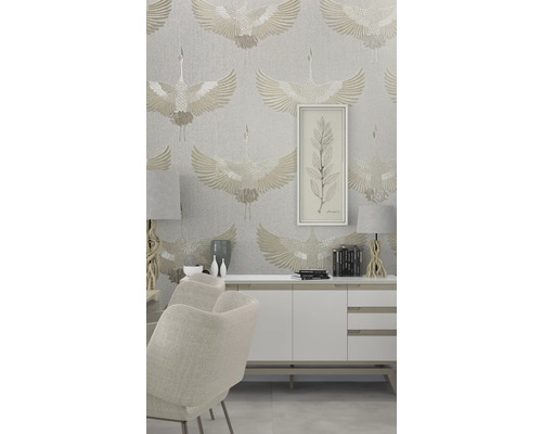 Wohnzimmer mit Tapete mit Kranichmuster, Sideboard und Stühlen