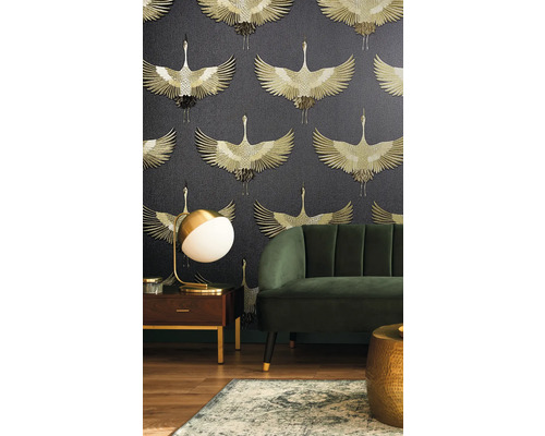 Dekoratives Wohnzimmer mit Tapete mit Kranichmuster, Sofa und Beistelltisch.