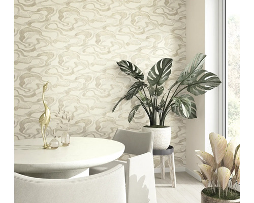 Szene mit gemusterter Tapete, Esstisch, Stühlen und Pflanzen.