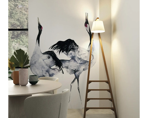 Wohnraum mit Esstisch, Stühlen, Tapete mit Kranichmotiv und Stehleuchte in Leiterform