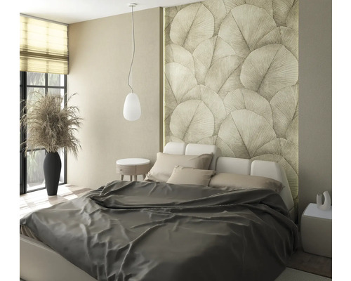 Helles Schlafzimmer mit Bett, Nachttischen, Lampe und dekorativer Wandgestaltung