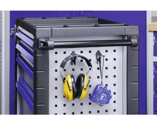 Werkstattwagen mit Lochwand, Lärmschutzkopfhörern und Rollbandmaß