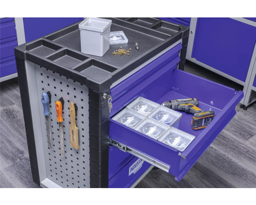 Werkzeugwagen mit Schubladen, Werkzeugen und Zubehör.