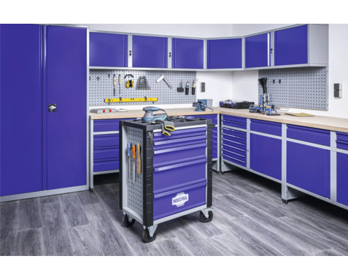 Werkstatt mit Werkstattschränken, Werkbank und Werkzeugwagen