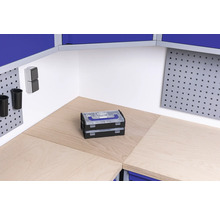 Werkbank mit Werkzeugkasten und Lochwand