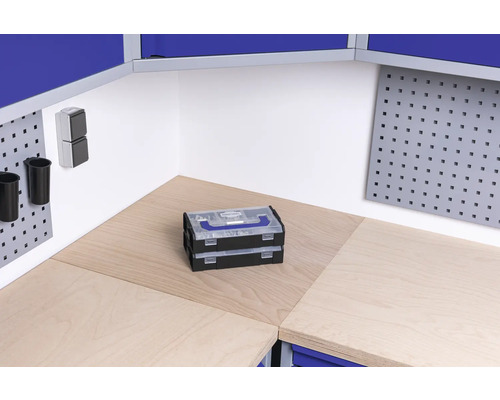 Werkbank mit Werkzeugkasten und Lochwand