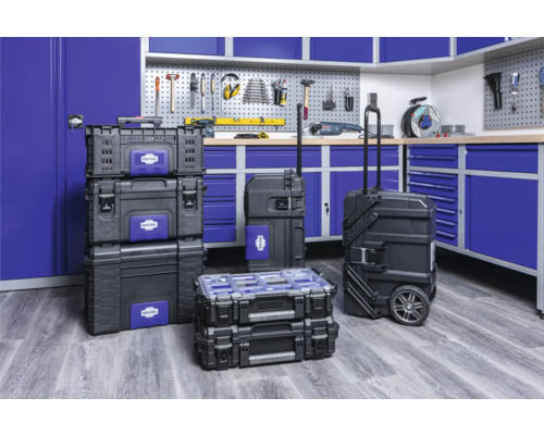 Werkstatt mit Aufbewahrungssystemen wie Werkzeugkoffern und Werkzeugboxen