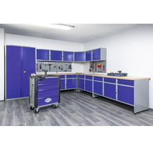 Werkstatt mit Werkstatteinrichtung bestehend aus Werkbank, Werkzeugschrank, Werkzeugwagen und Lochwand