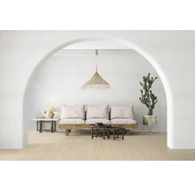 Wohnzimmer mit Holzboden, Couch, Tisch und Dekoration