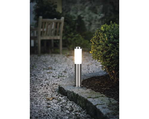 Beleuchtete Edelstahl-Aussenleuchte im Garten