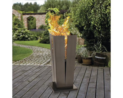 Feuersäule aus Metall mit Holzfeuer im Garten