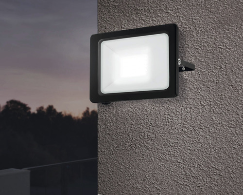 Schwarzer LED-Außenstrahler an einer Wand montiert
